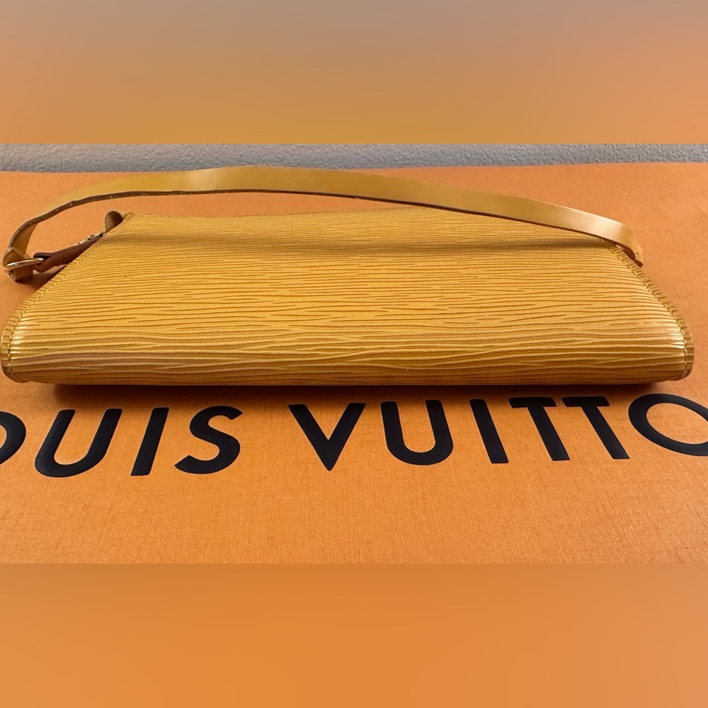 Louis Vuitton Pochette Yellow Epi Leather - Picture 11 of 11